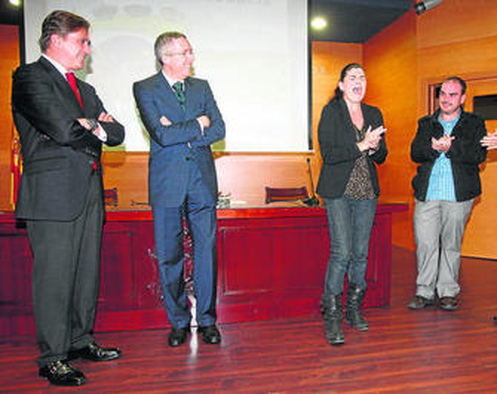 Manuel Estrella, José Ramón Castro y Germán García escuchan a Anabel Rivera, Estrella de Oriente.