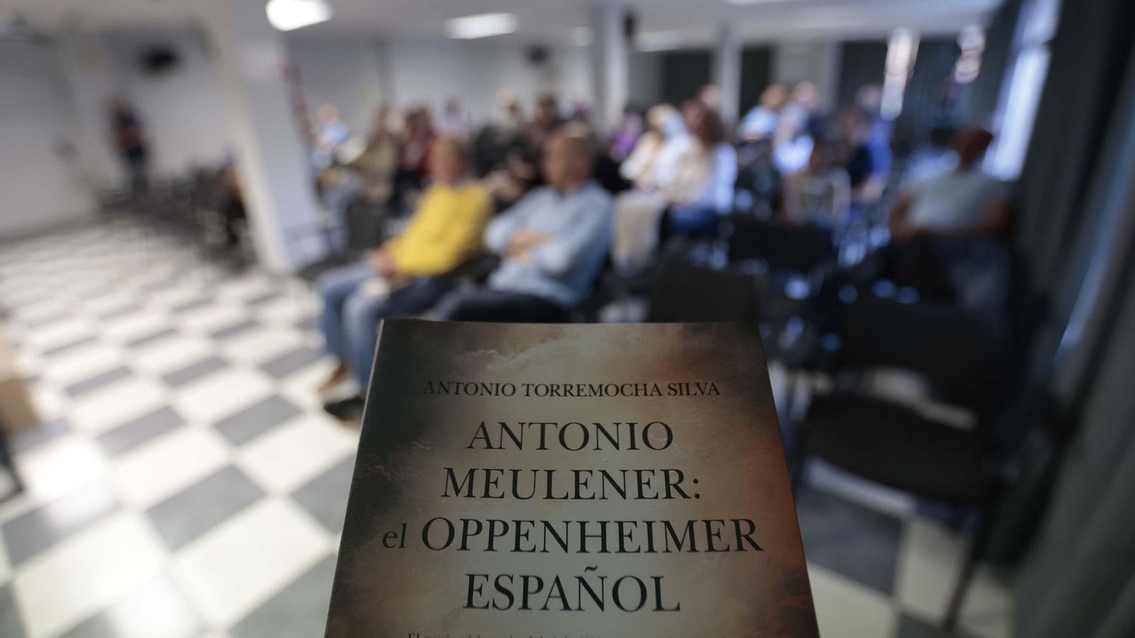 "Fotos de la presentación del libro 'Antonio Meulener: el Oppenheimer español' de Antonio Torremocha"