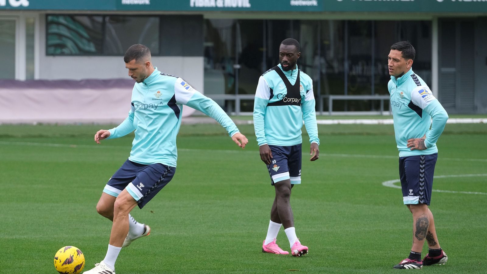 Guido Rodríguez golpea el balón ante Sabaly y Chimy Ávila.