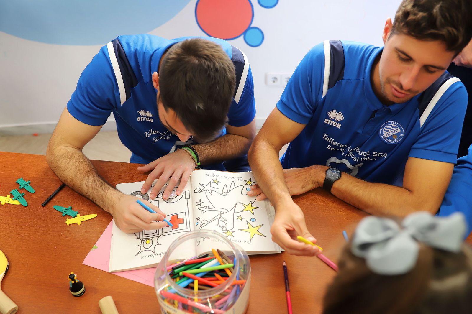 Enrega de regalos a los niños del Hospital del Xerez DFC