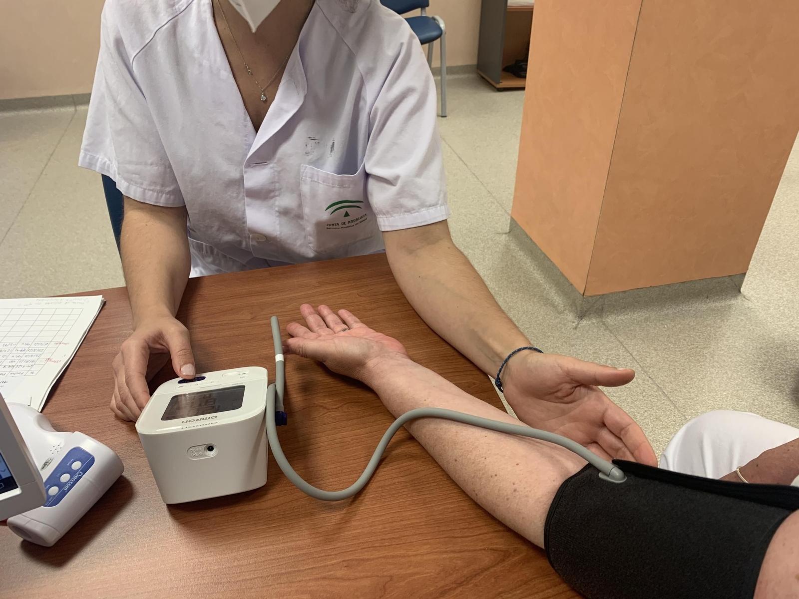 Un paciente se toma la tensión en un centro de salud