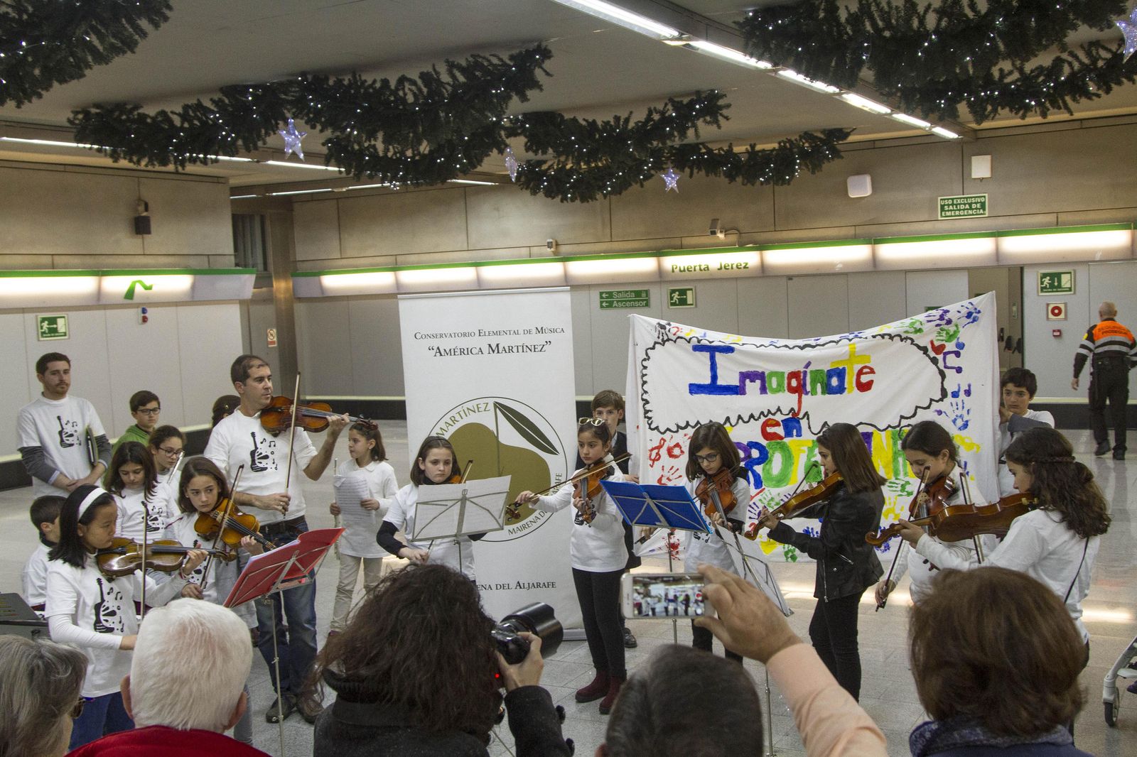 Alumnos del CEM América Martínez durante una actuación en la estación de Metro de Plaza de Cuba la pasada semana.