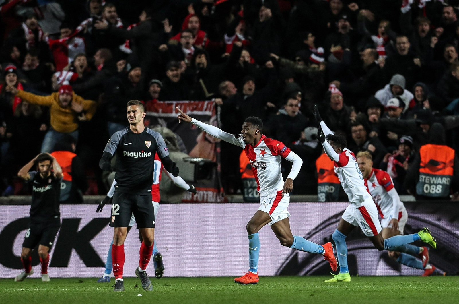 Andre Silva, y Jesús Navas al fondo, reaccionan al gol final de Traoré.