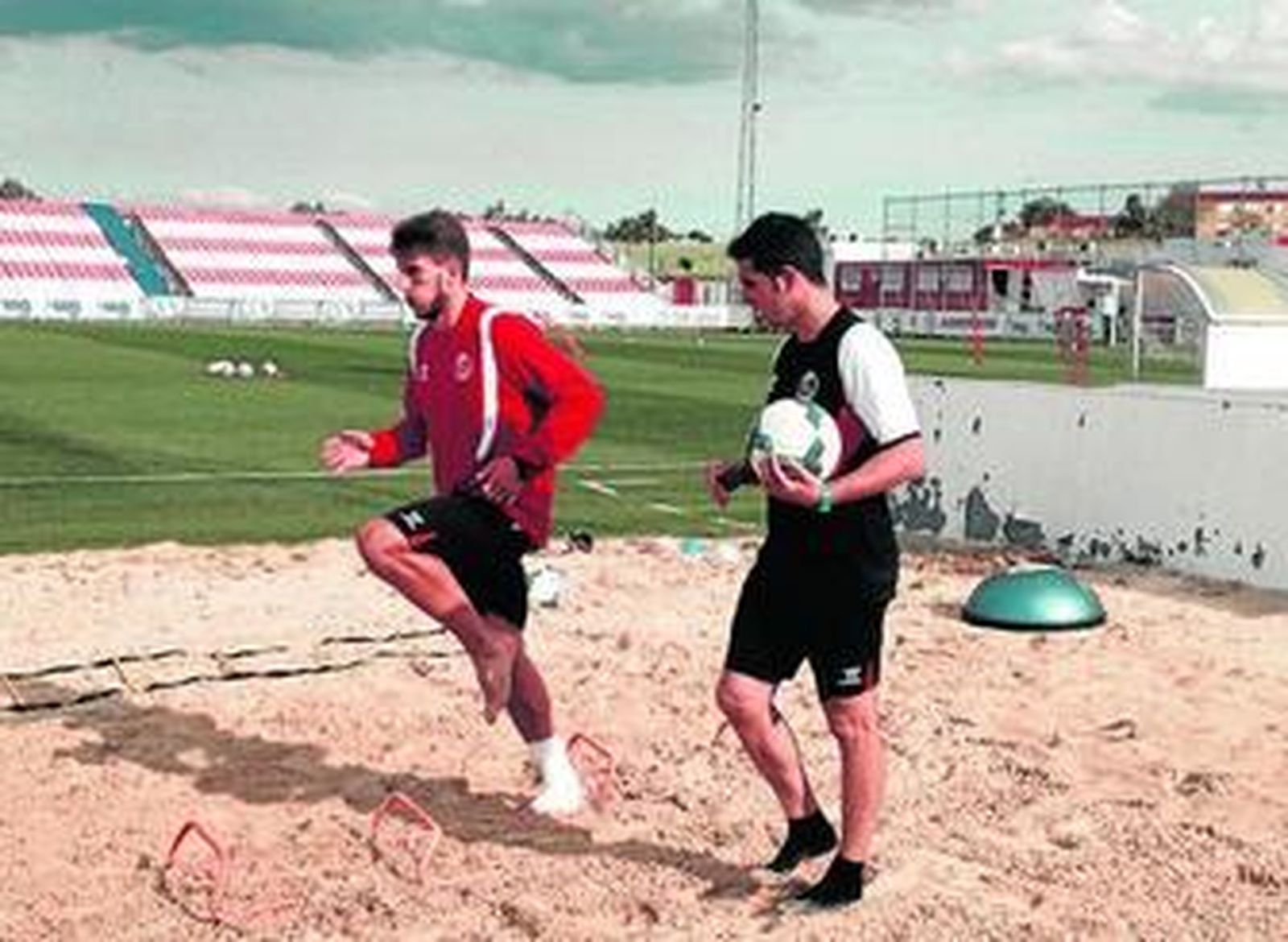 Carriço refuerza su tobillo en una superficie de arena bajo la supervisión de Juan Martín.