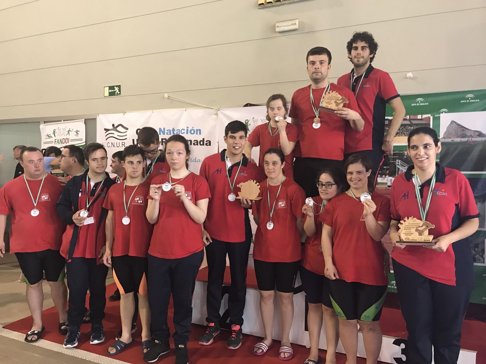 Los integrantes del CODA posan con sus medallas.