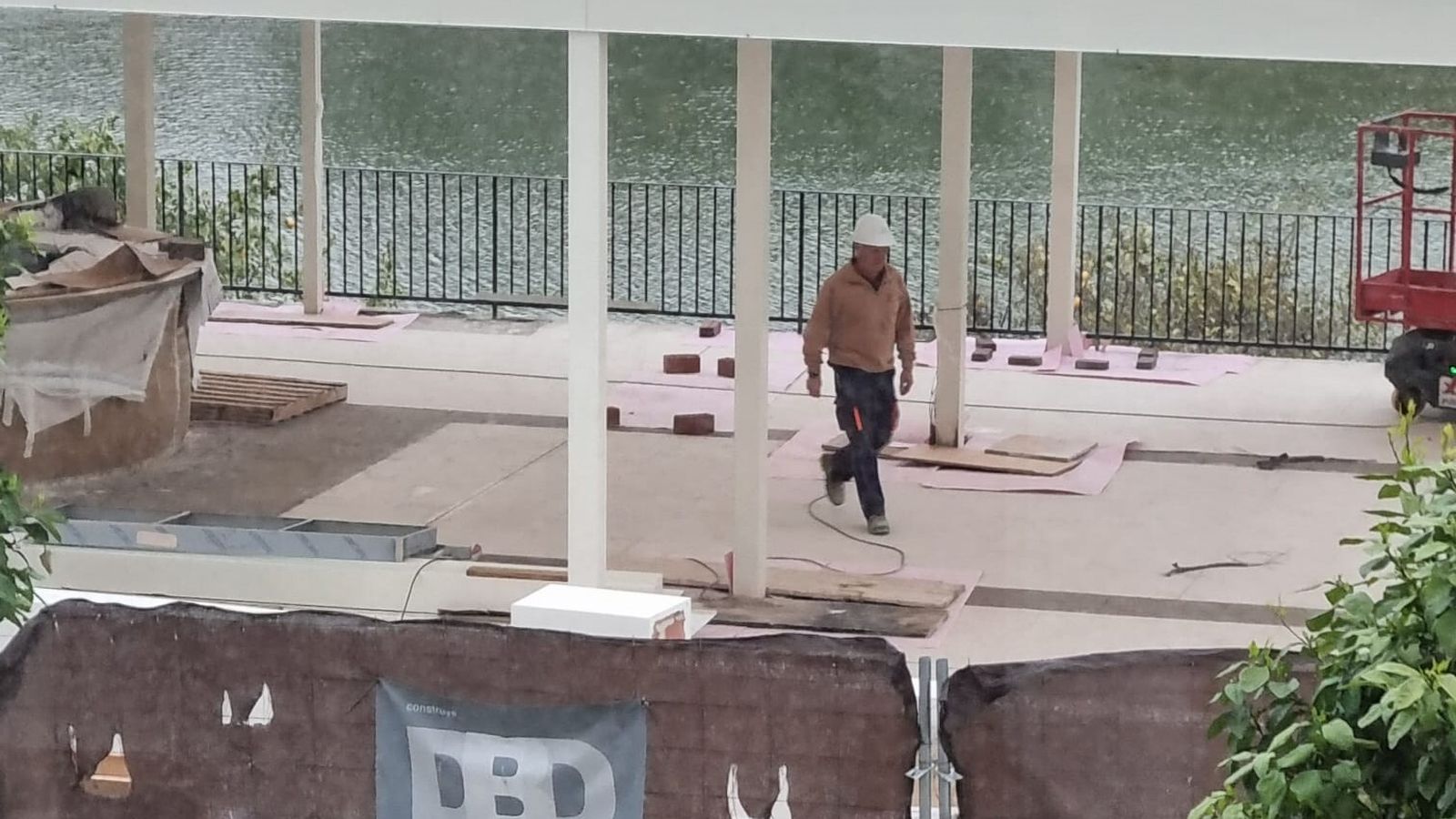 Un operario con casco en las instalaciones. Foto tomada este jueves.