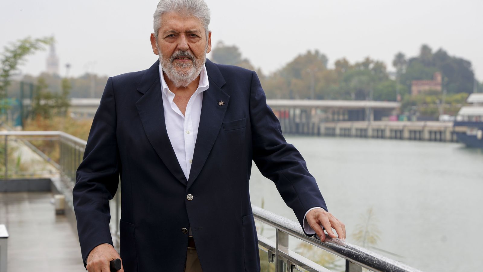 Rafael Carretero, en una imagen actual con el Guadalquivir de fondo