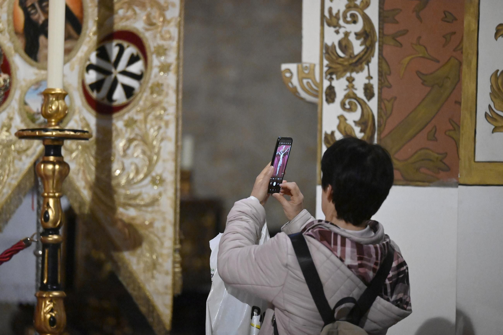 Las mejores fotos del acto de veneración en San Agustín al Cristo de San Álvaro de Córdoba