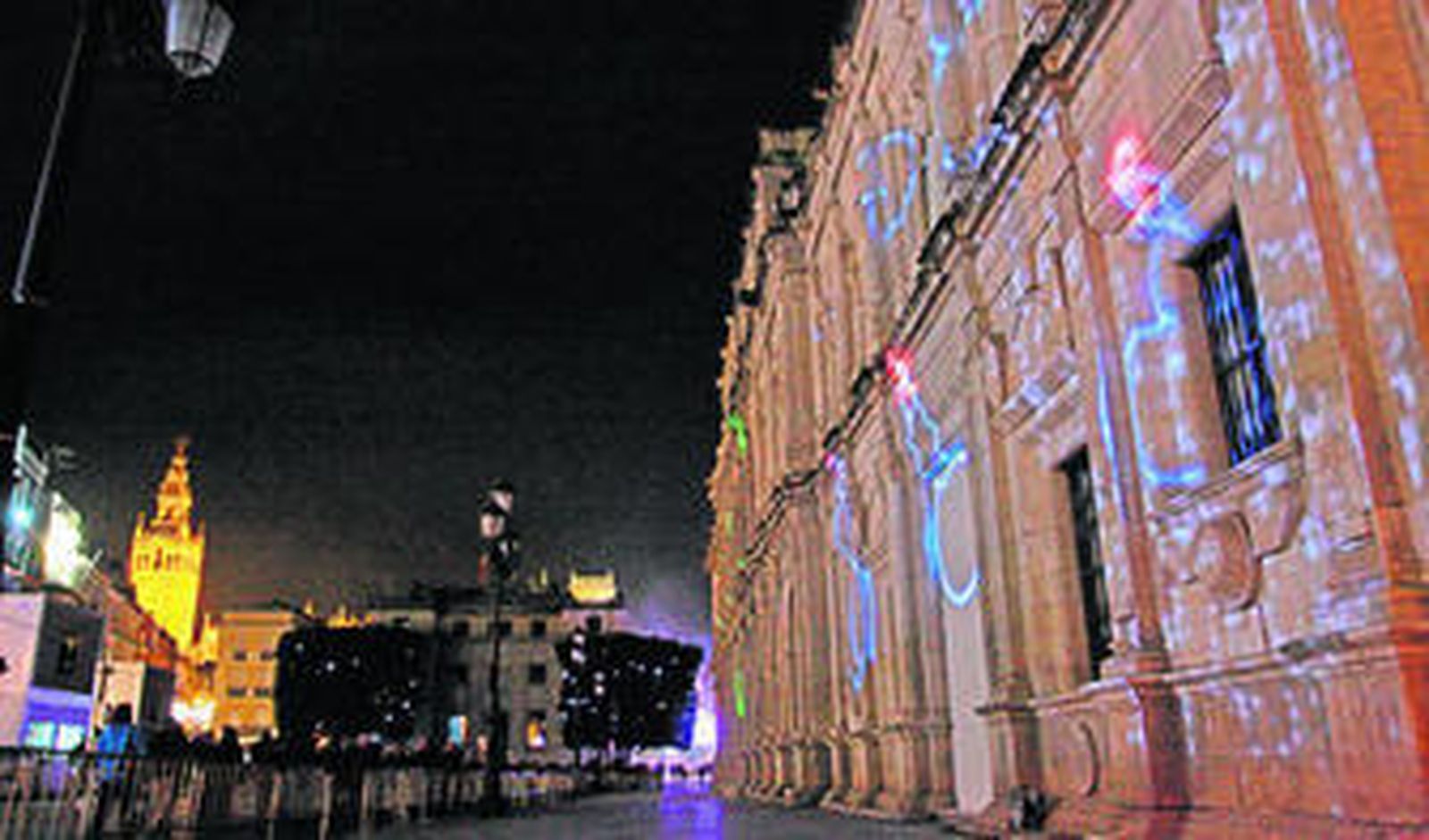 Las pruebas de la proyección del pasado año en la fachada plateresca del Ayuntamiento.