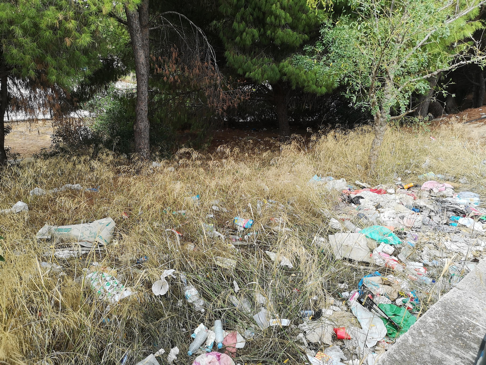 Acumulación de suciedad en la parte trasera del centro de salud de La Serrana.