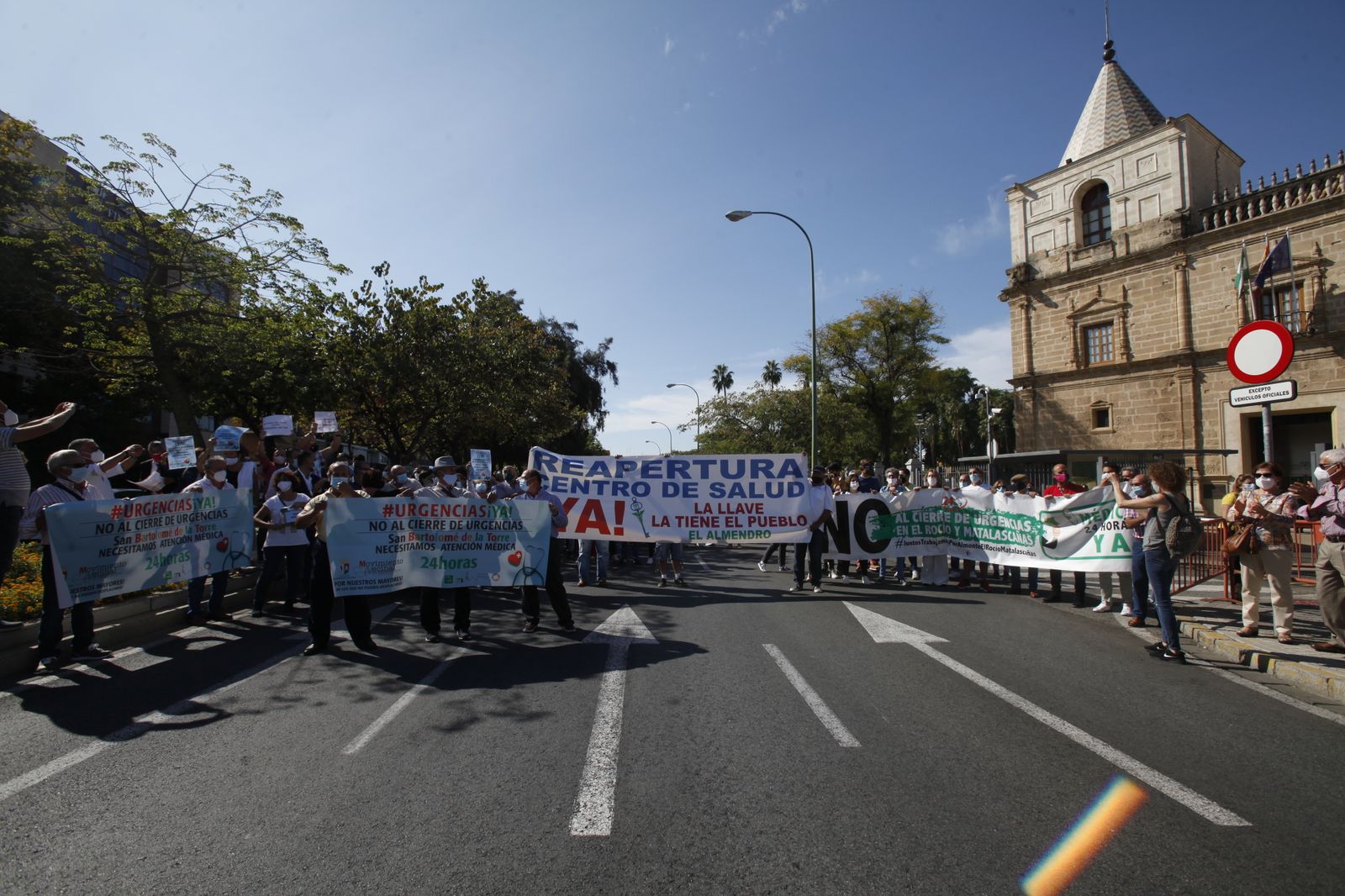 Protesta de municipios onubenses para pedir la restitución de servicios en sus centros sanitarios ante el Parlamento de Andalucía en octubre del año pasado
