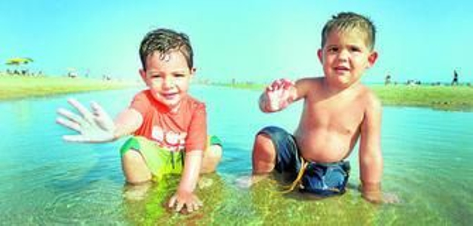 La ropa será el mejor protector solar para los más pequeños.