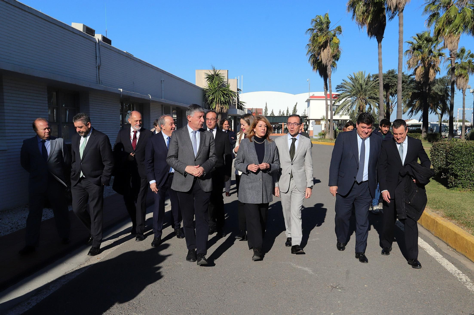 Imágenes del convenio entre Cepsa, Enagás Renovable y Alter Enersun para impulsar la descarbonización de la industria local y el transporte