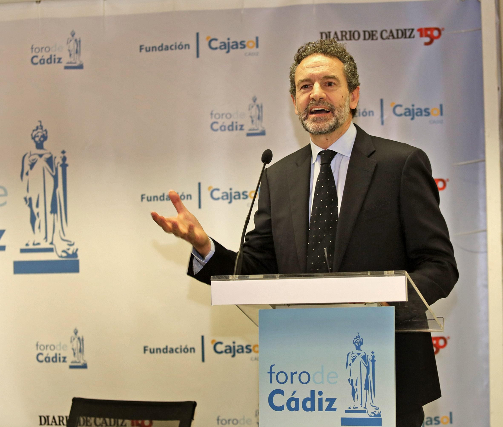 Andrés Conde en un momento de su conferencia, ayer, en la Casa Pemán.