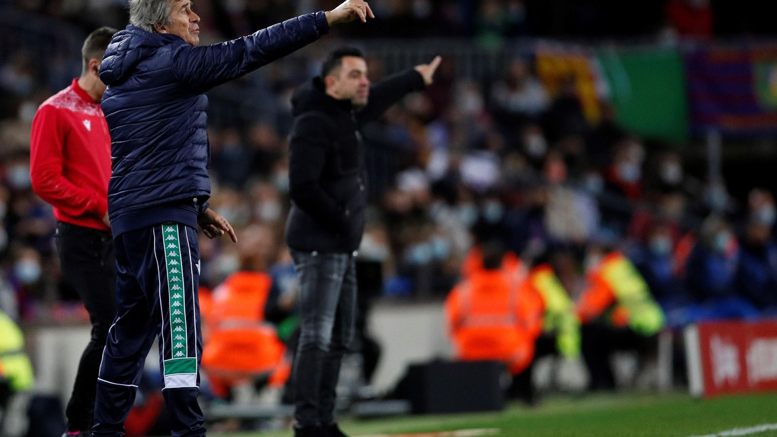 Manuel Pellegrini realiza indicaciones desde el área técnica.