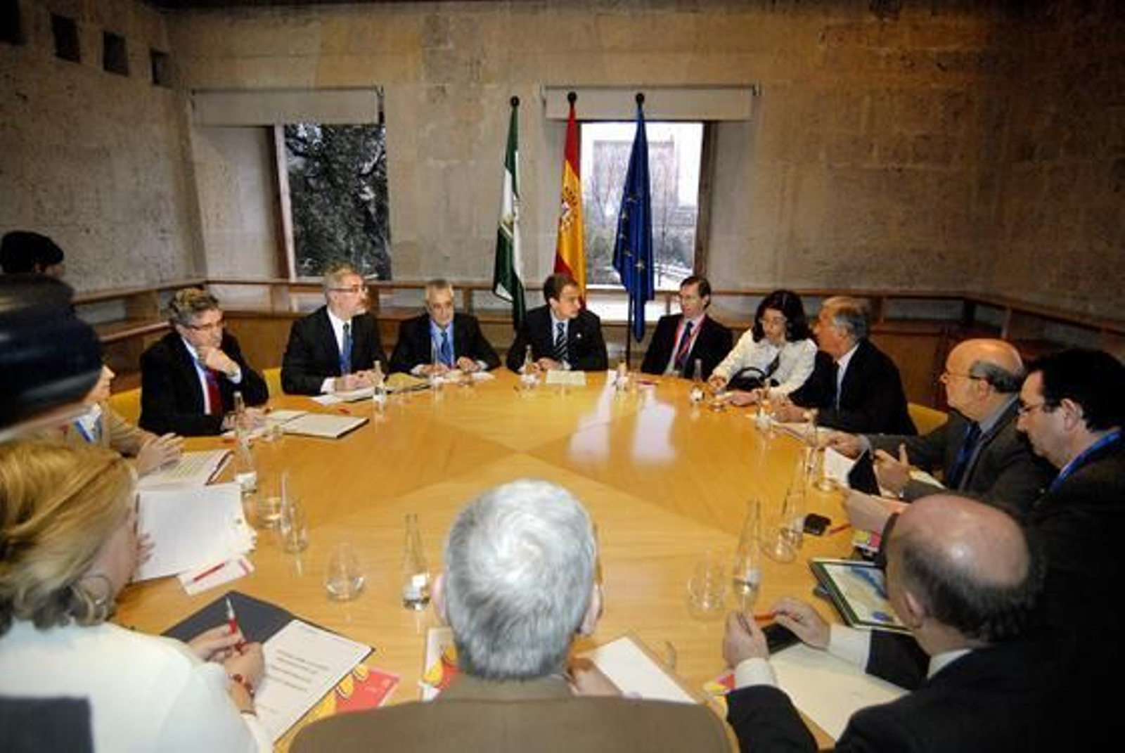Una de las sesiones de trabajo celebrada en la cripta del palacio de Carlos V

Foto: Jesús Ochando