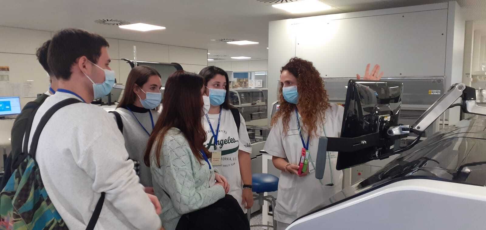 Visita de los estudiantes al Laboratorio de Análisis Clínico