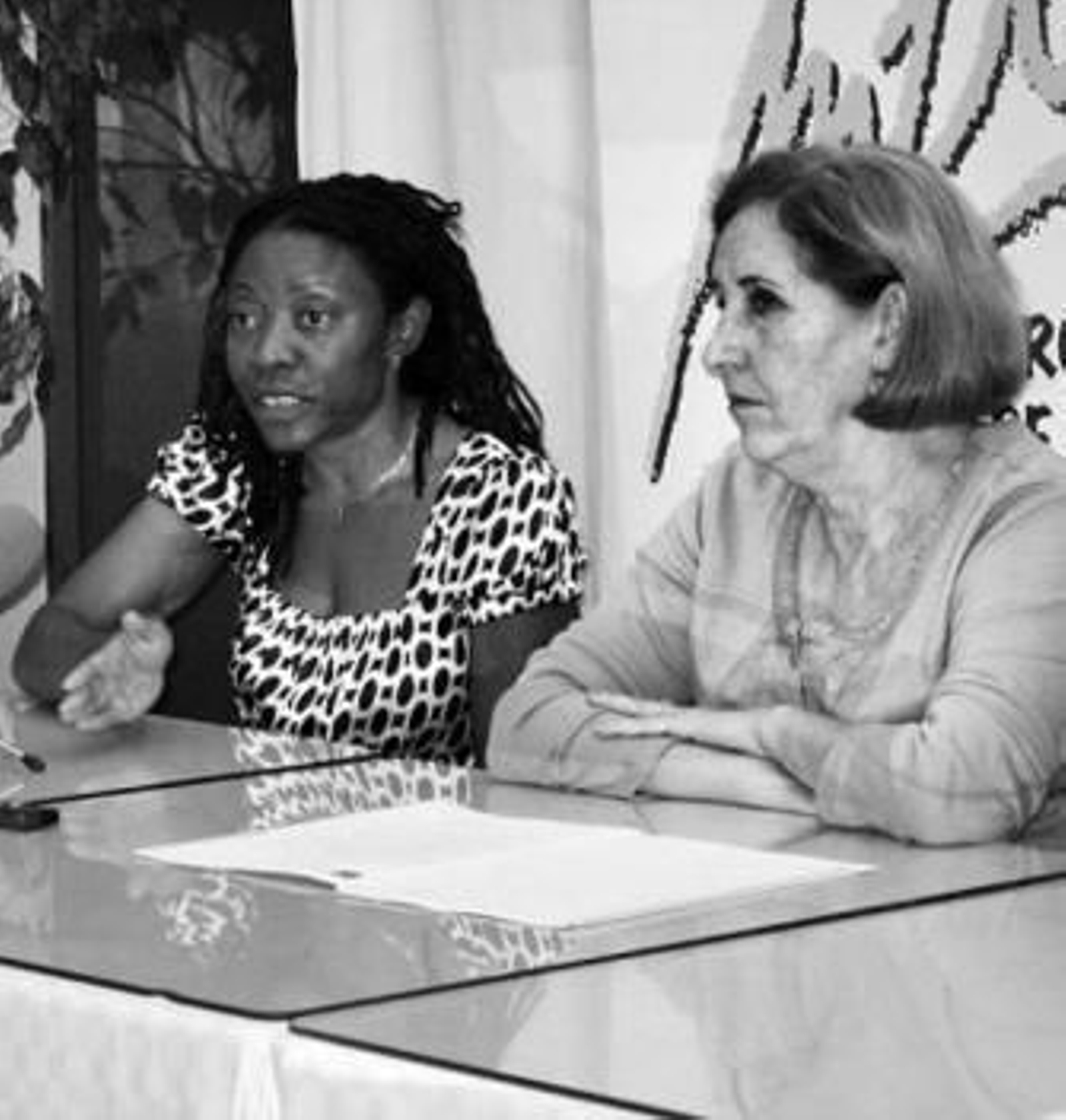 Juanita Esama y Alicia Vañó, ayer, en la sede de Mujeres Progresistas.