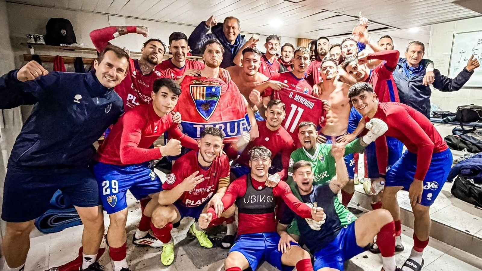 El Teruel celebra su última conquista en el vestuario.