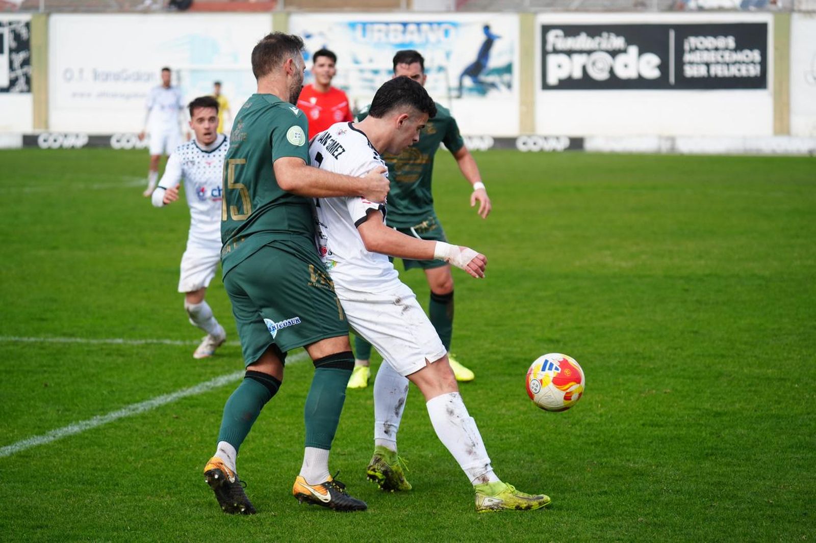 Fran Gómez (Pozoblanco) es presionado por un rival del Chiclana.