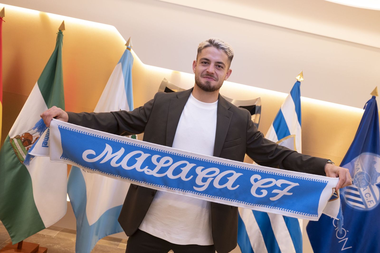 Dani Lorenzo posa tras su ampliación de contrato