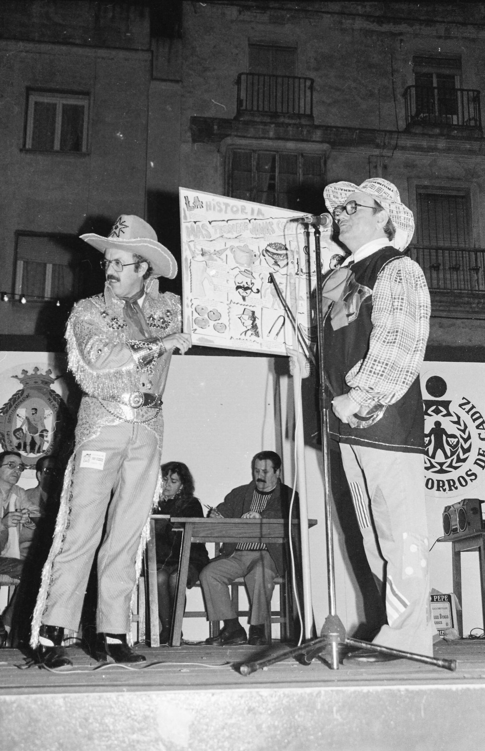 Rafael Villa y Agustín González 'Chimenea' interpretando un romancero.