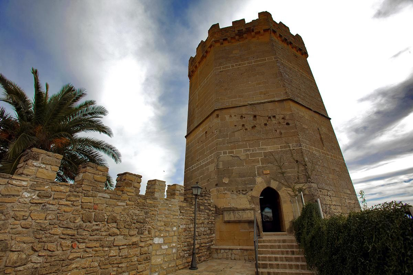 Muralla y Torre de Boabdil en Porcuna.