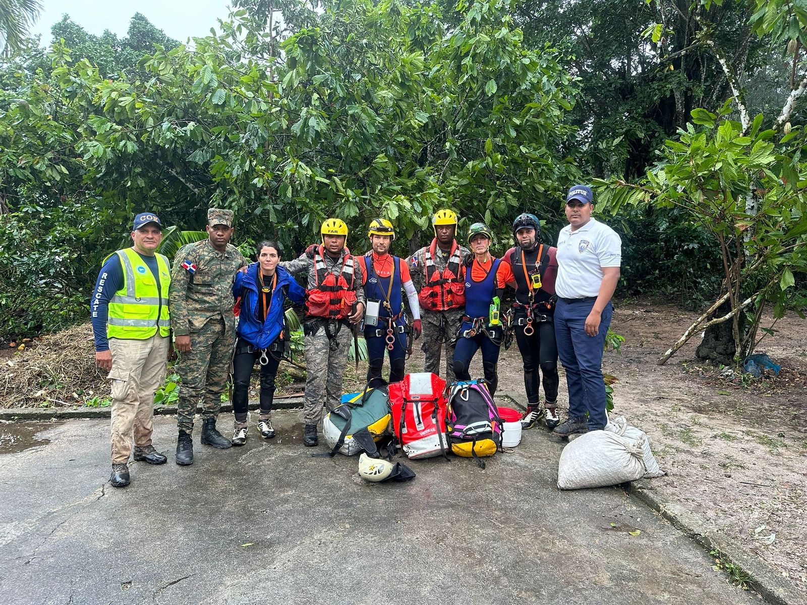 Los bomberos sevillanos, con el grupo de rescate.