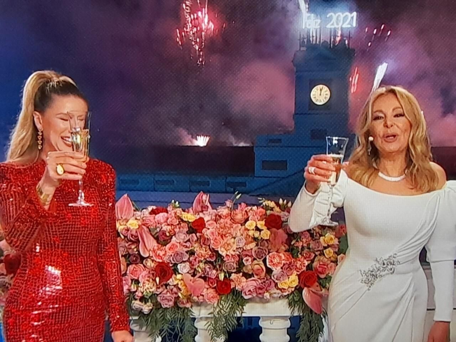 Anne Igartuburu y Ana Obregón entre los fuegos artificiales