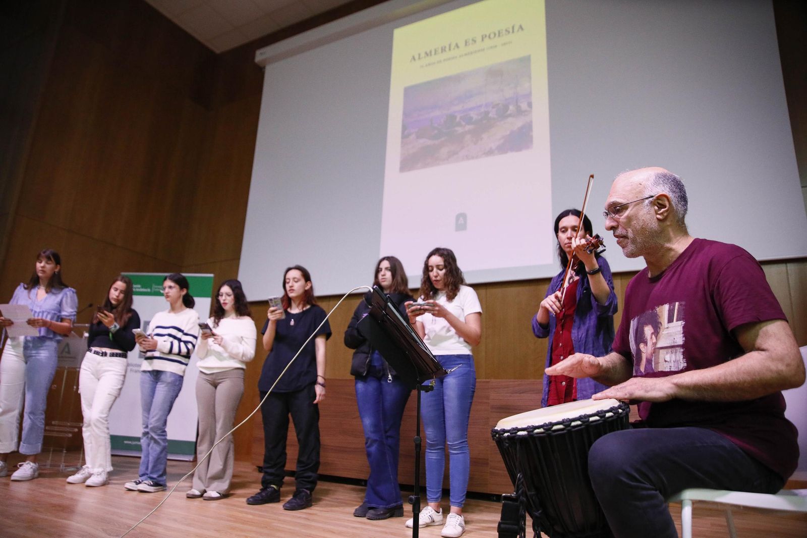 Las imágenes de la presentación del libro "Almería es poesía" en la biblioteca Villaespesa de la ciudad de Almería