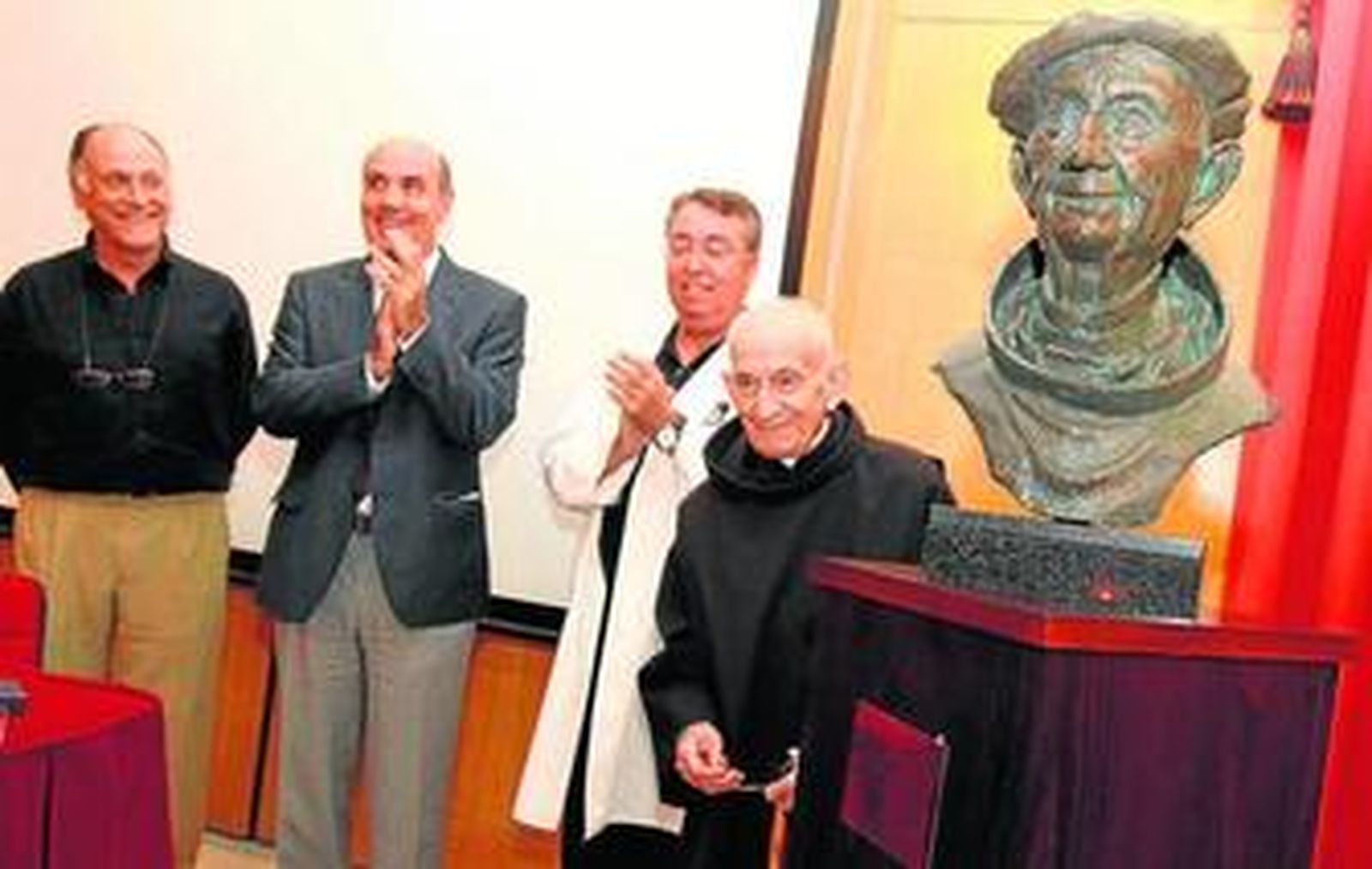 El doctor Esteban Cosano, Julián Sánchez, Guillermo García y el hermano Adrián, ayer, tras el descubrimiento del busto.
