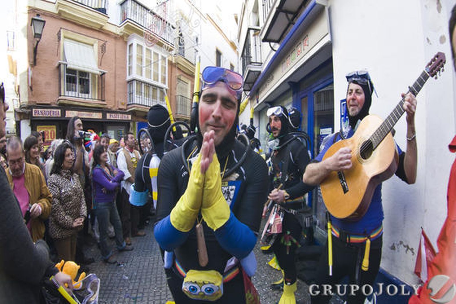 Las calles se llenan de agrupaciones oficiales e ilegales que reciben el aplauso de aficionados que logran disfrutar de una fiesta menos concurrida que la del domingo

Foto: Julio Gonzalez