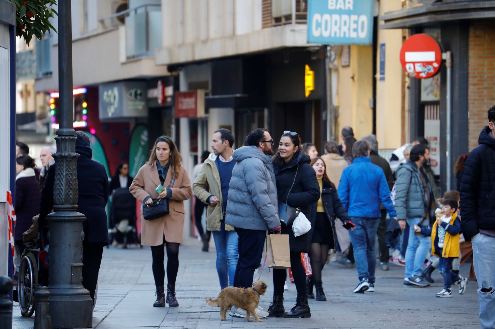 El gran ambiente en las calles de Córdoba en la previa de la Nochevieja, en fotografías