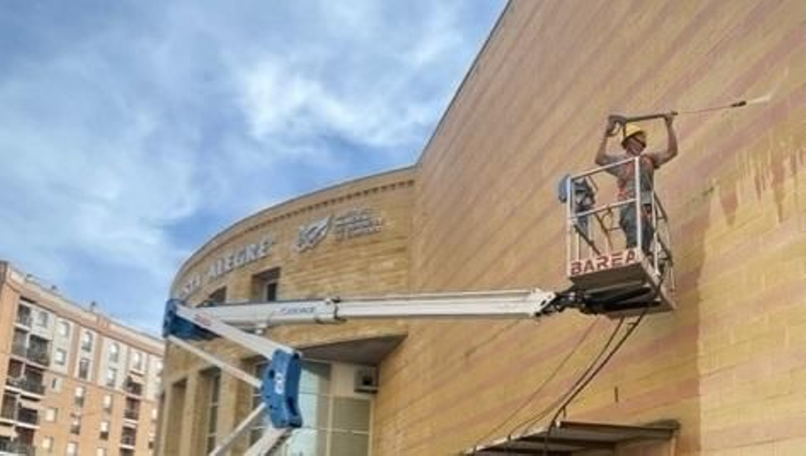 Un operario trabaja en la limpieza exterior de Vista Alegre. Un operario trabaja en la limpieza exterior de Vista Alegre.