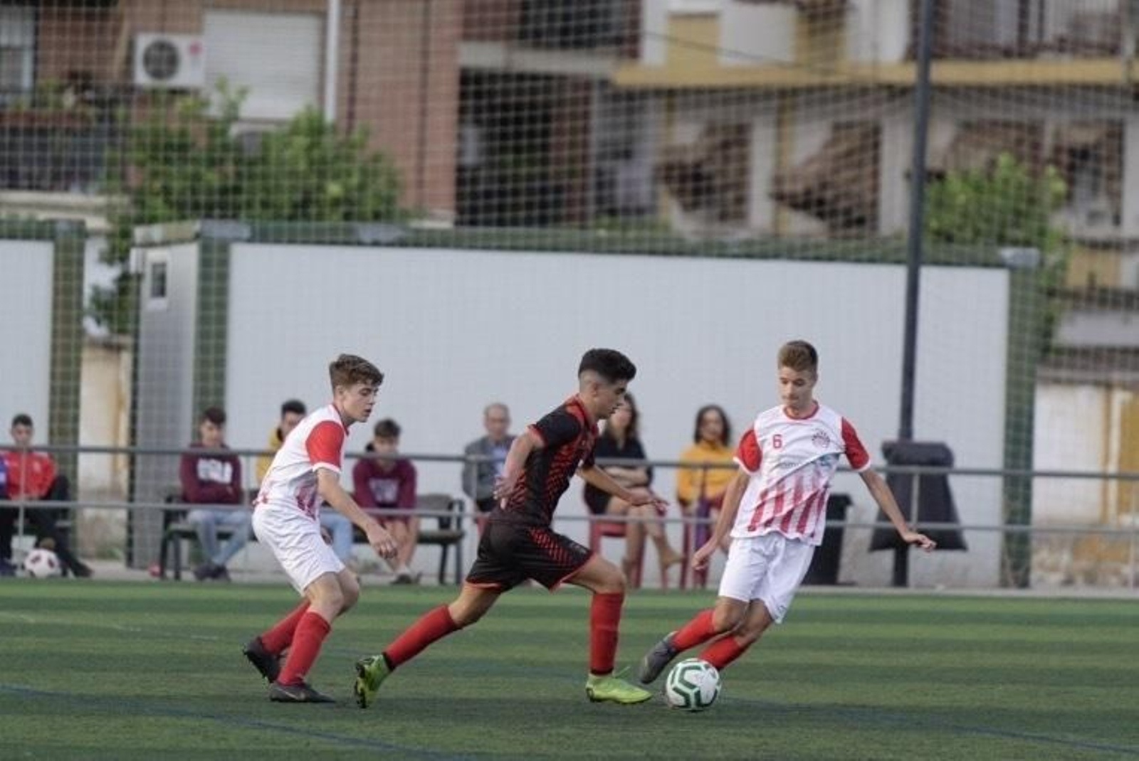 Un jugador del Séneca trata de escapar con el balón entre dos jugadores de Los Califas. Un jugador del Séneca trata de escapar con el balón entre dos jugadores de Los Califas.