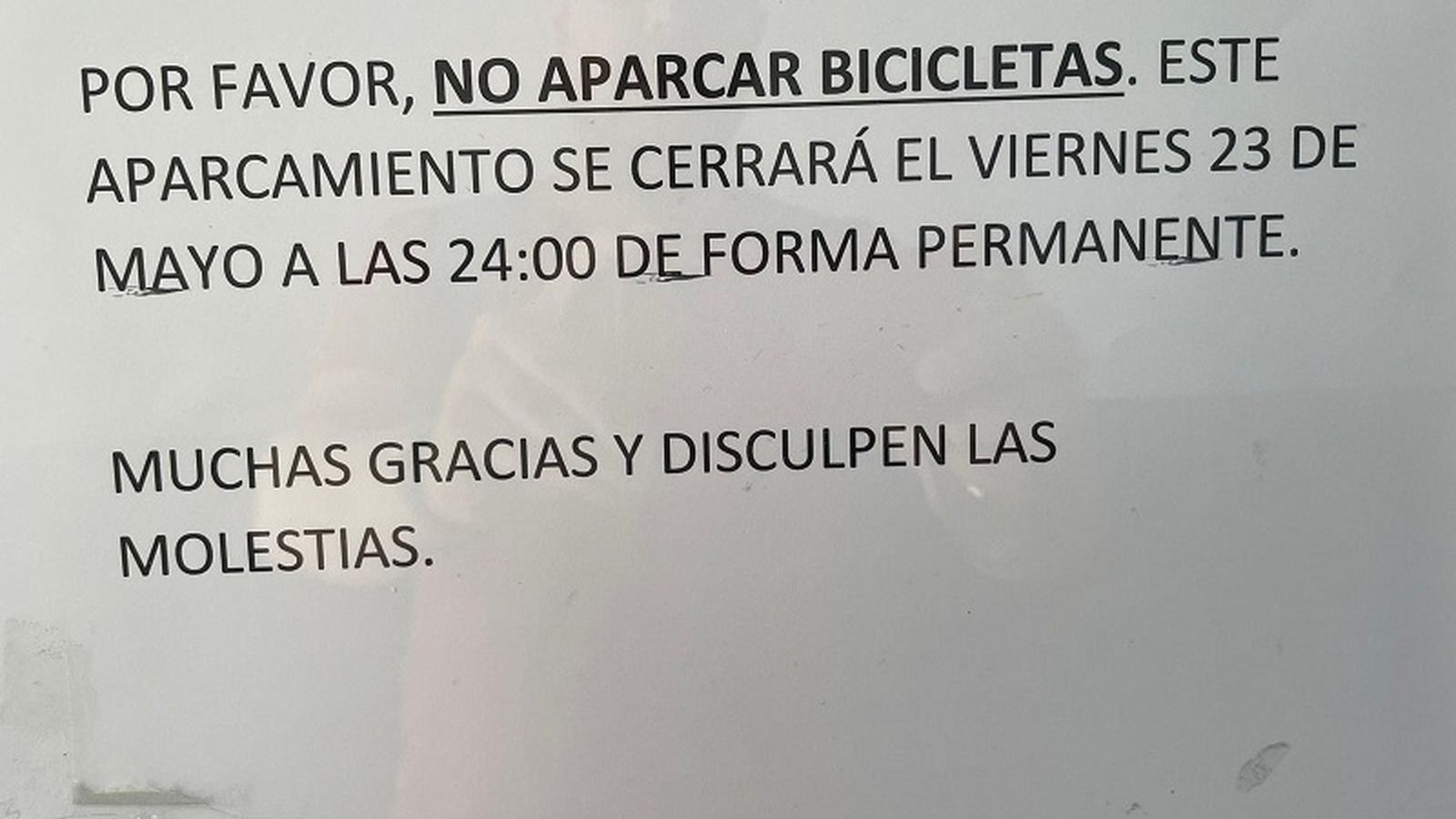 El cartel que anuncia el cierre del aparcabicis en Plaza de Armas.