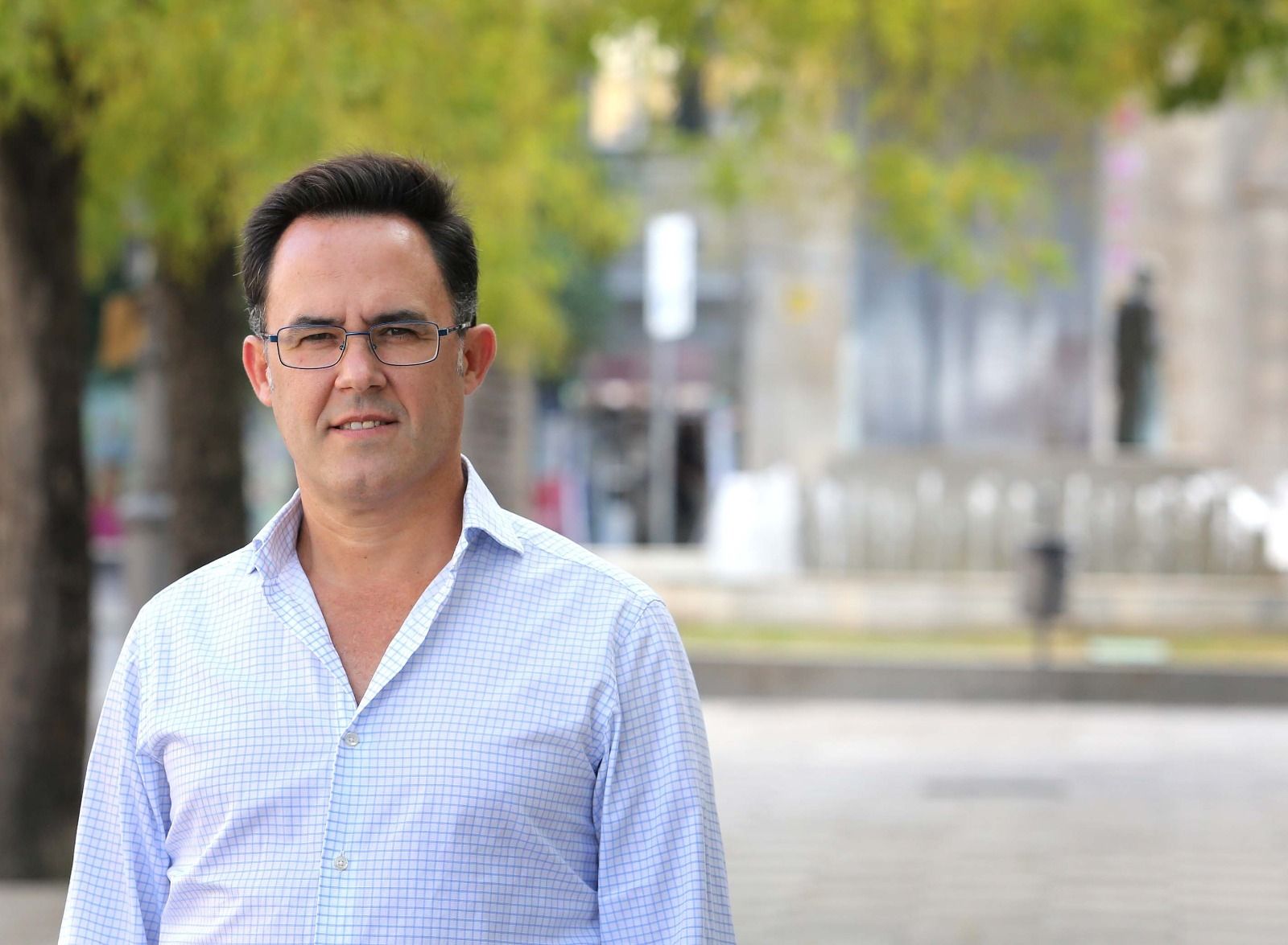 Dionisio Díaz posando para esta entrevista en el bulevar de Cristina.