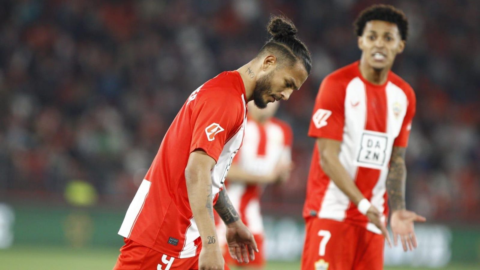 Suárez, en primer término, soporta los reproches de Lázaro en segundo término por frustrarle un disparo a puerta