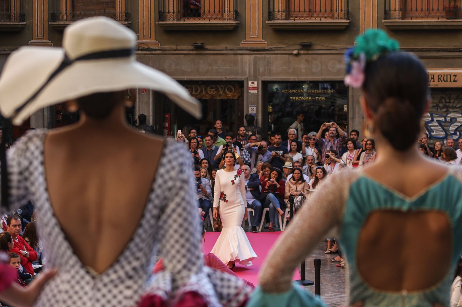 Esta particular Feria en Los Arcos arranca este martes, a las 18:30, con un desfile de flamenca, organizado por el Distrito San Pablo - Santa Justa y el Distrito Nervión.