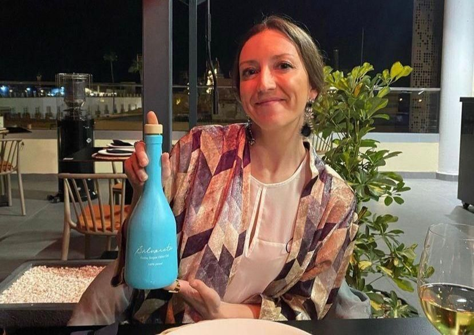 Ana Dora con una botella de aceite 'Salvoreta'