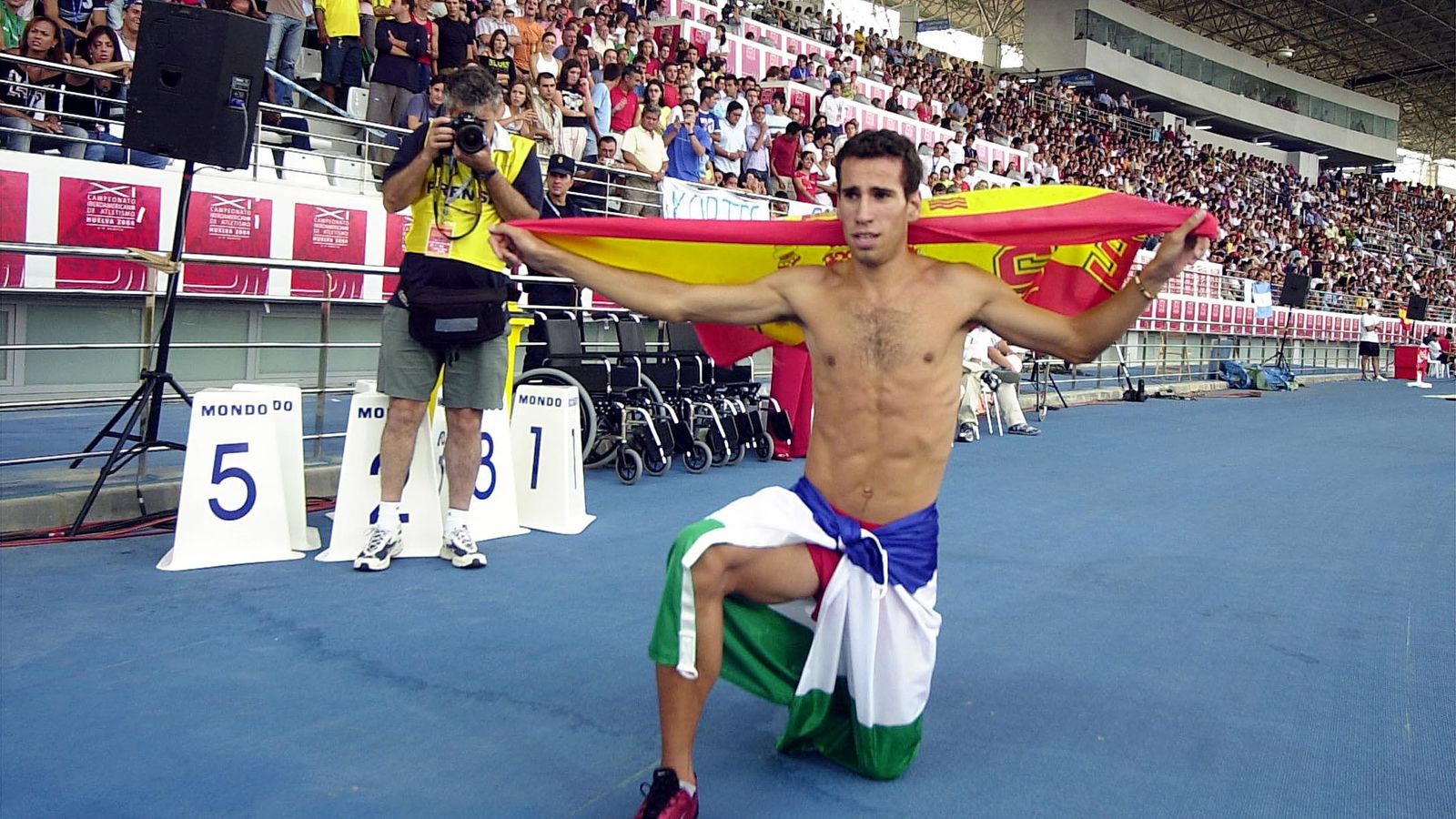 Cortés Medina, feliz tras conquistar el oro en Huelva 2004.