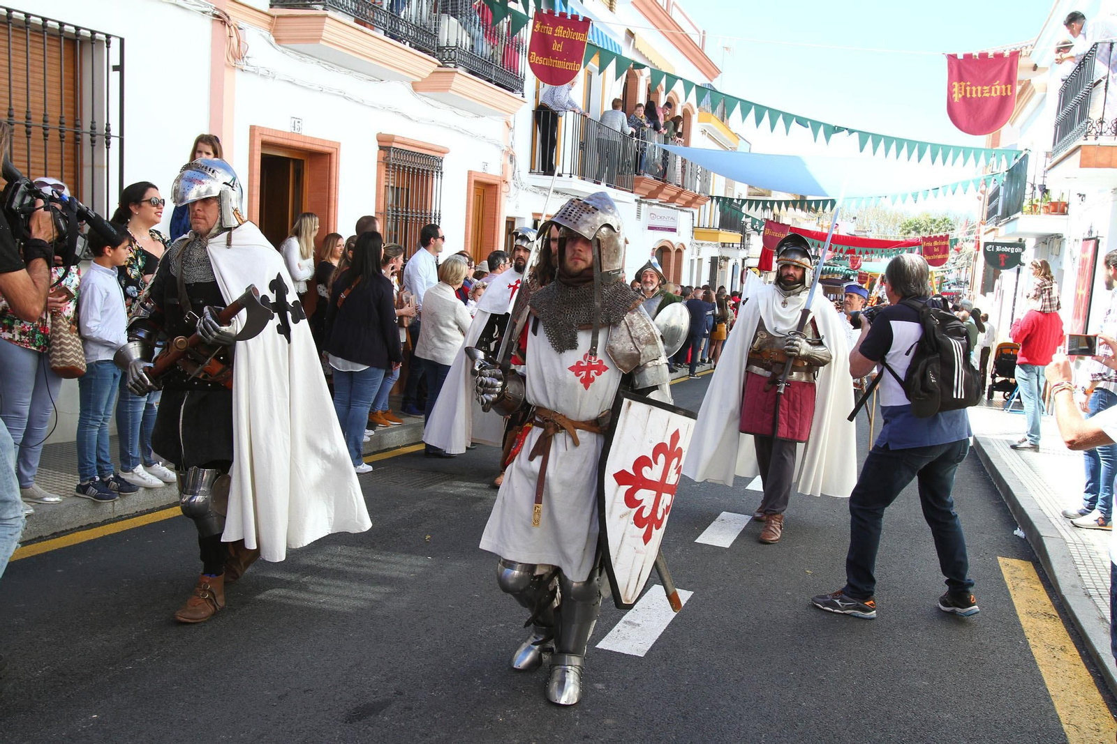 Imágenes del desfile de la XIX Feria Medieval del Descubrimiento, en Palos de la Frontera