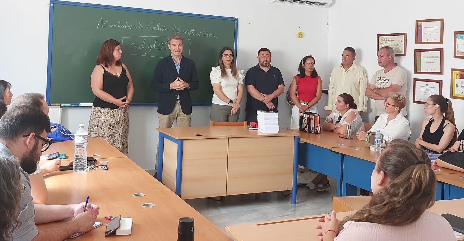 Participantes en el itinerario formativo escuchan al delegado de Empleo.