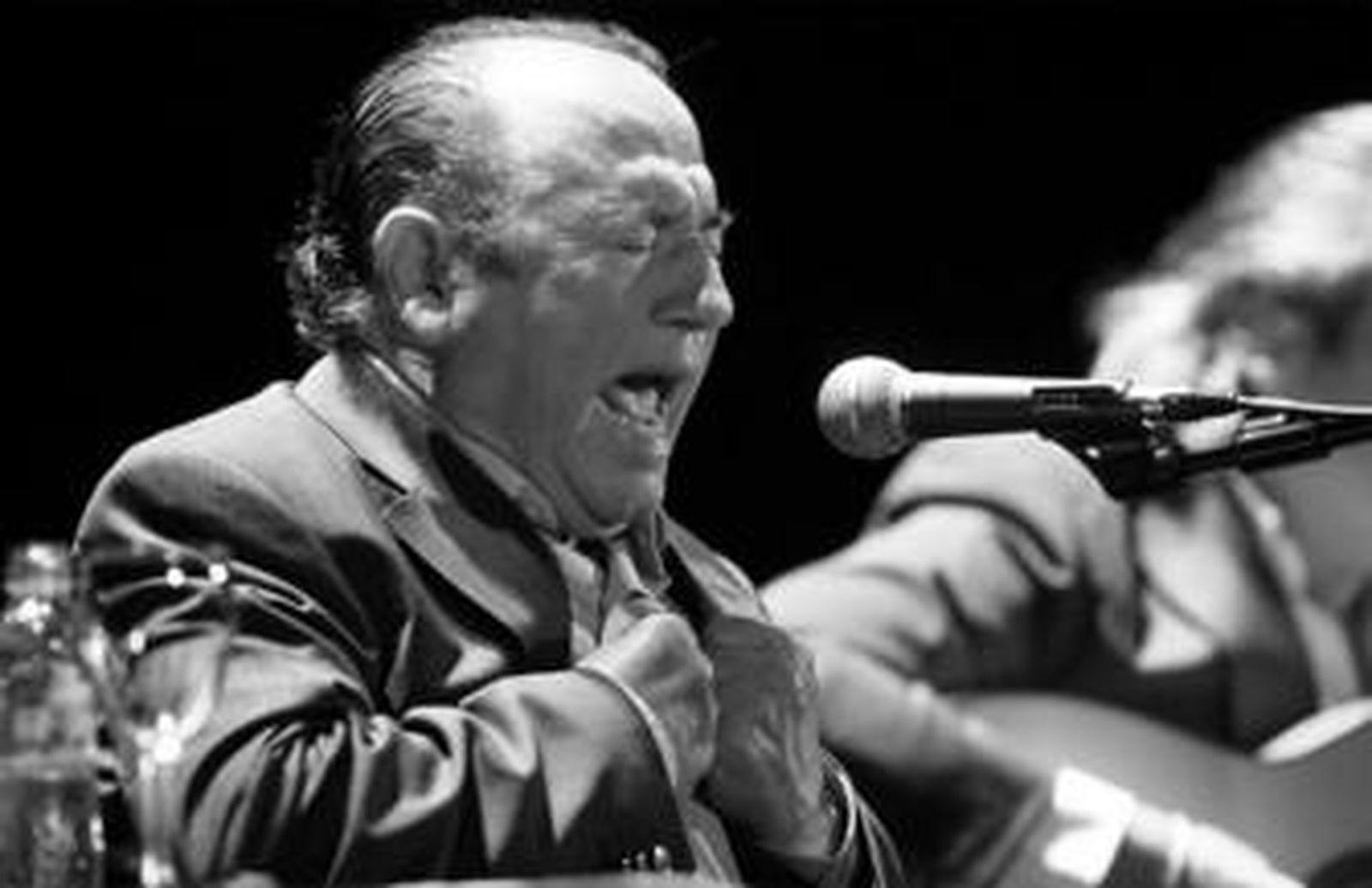 Un momento del recital que ofreció Antonio Fernández Fosforito, el pasado viernes en La Compañía, tras su conferencia.