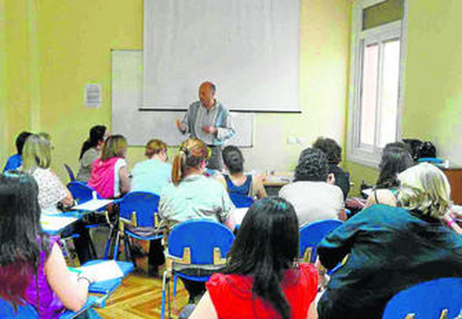 El proyecto pretende facilitar también formación a madres y padres.