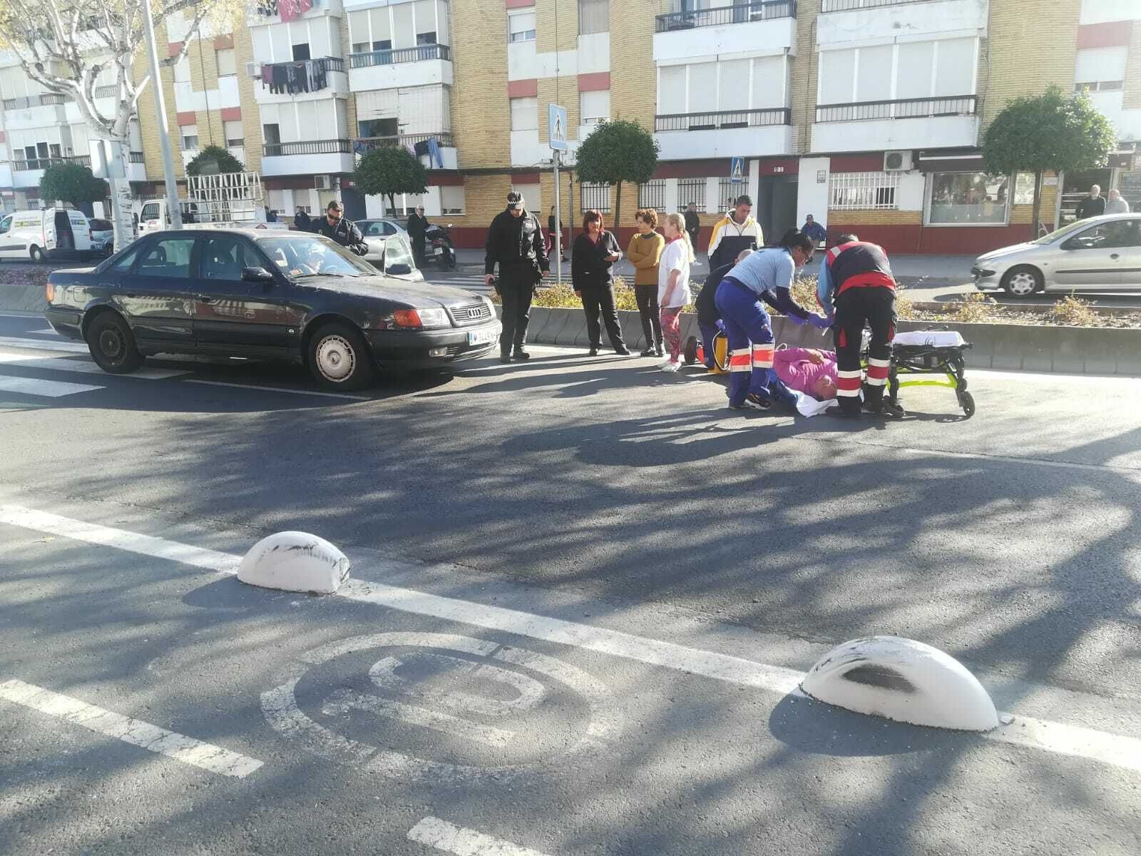 Efectivos sanitarios atienden al herido en la calzada.