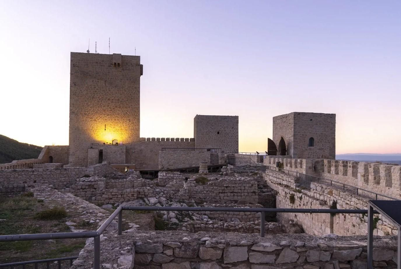 Las muralles del castillo serán escenario de este juego nocturno de misterio en el que tendrás que encontrar al asesino.
