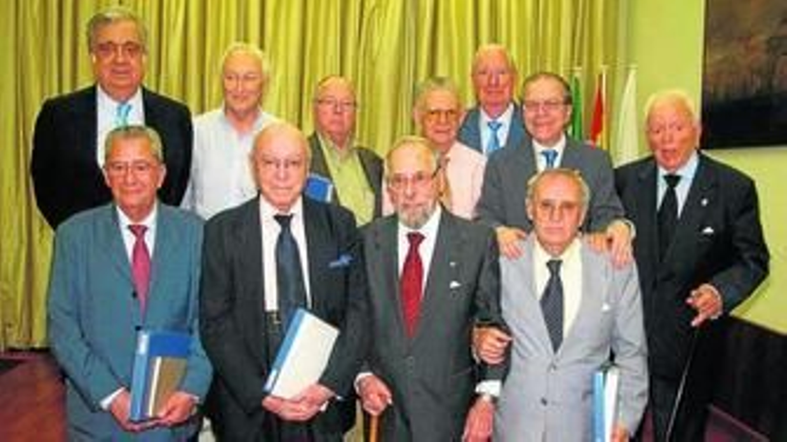 Arriba: Juan Salas Tornero, Manuel Recio, Domingo Gallego, Ramón Espejo, Emilio Ramos, Alberto Máximo Pérez Calero, presidente del Ateneo, y Mariano Hernández Barahona. Abajo: Fernando Ortega, Manuel Clavero Arévalo, Antonio Milla Jiménez y José Luis Aguado, ateneístas que cumplen más de 50 años en la institución. Arriba: Juan Salas Tornero, Manuel Recio, Domingo Gallego, Ramón Espejo, Emilio Ramos, Alberto Máximo Pérez Calero, presidente del Ateneo, y Mariano Hernández Barahona. Abajo: Fernando Ortega, Manuel Clavero Arévalo, Antonio Milla Jiménez y José Luis Aguado, ateneístas que cumplen más de 50 años en la institución.