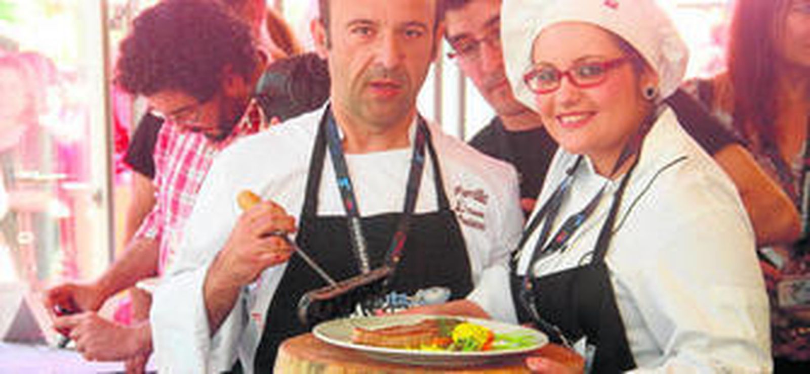 Paco Almazo junto a su hermana Raquel muestran la receta ganadora en la modalidad de Cocina Tradicional.