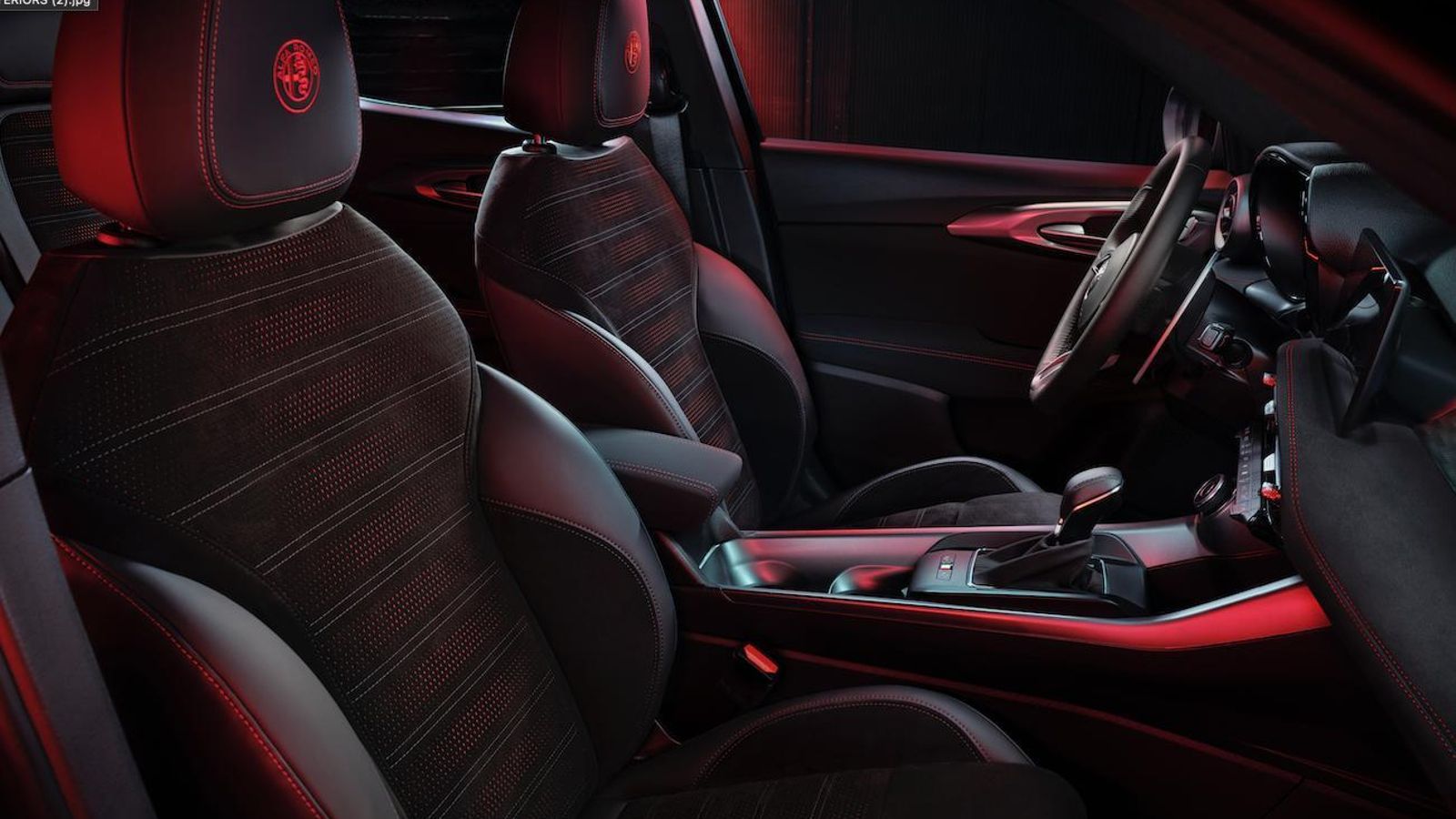 Alcantara o piel vegana contrastan con el aluminio que está presente en diversas parte del habitáculo, aportando refinamiento.